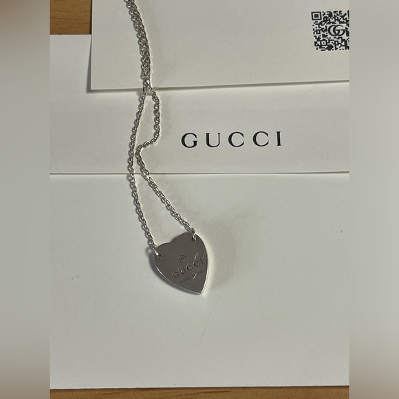 GUCCI Trademark Necklace with Heart Pendant - Picture 2 of 5